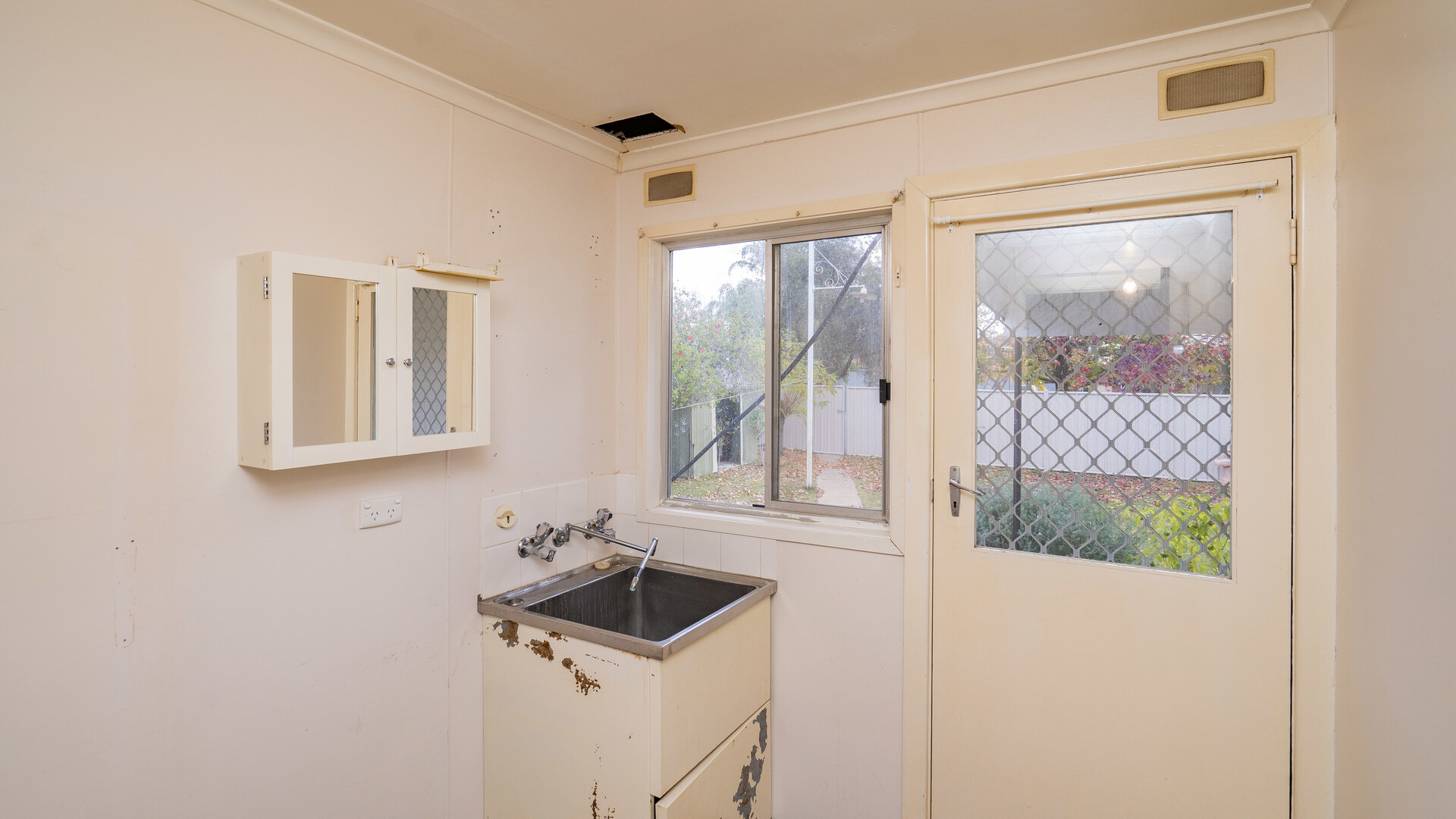 18 Broad Street, Narrandera NSW 2700 - photo 15