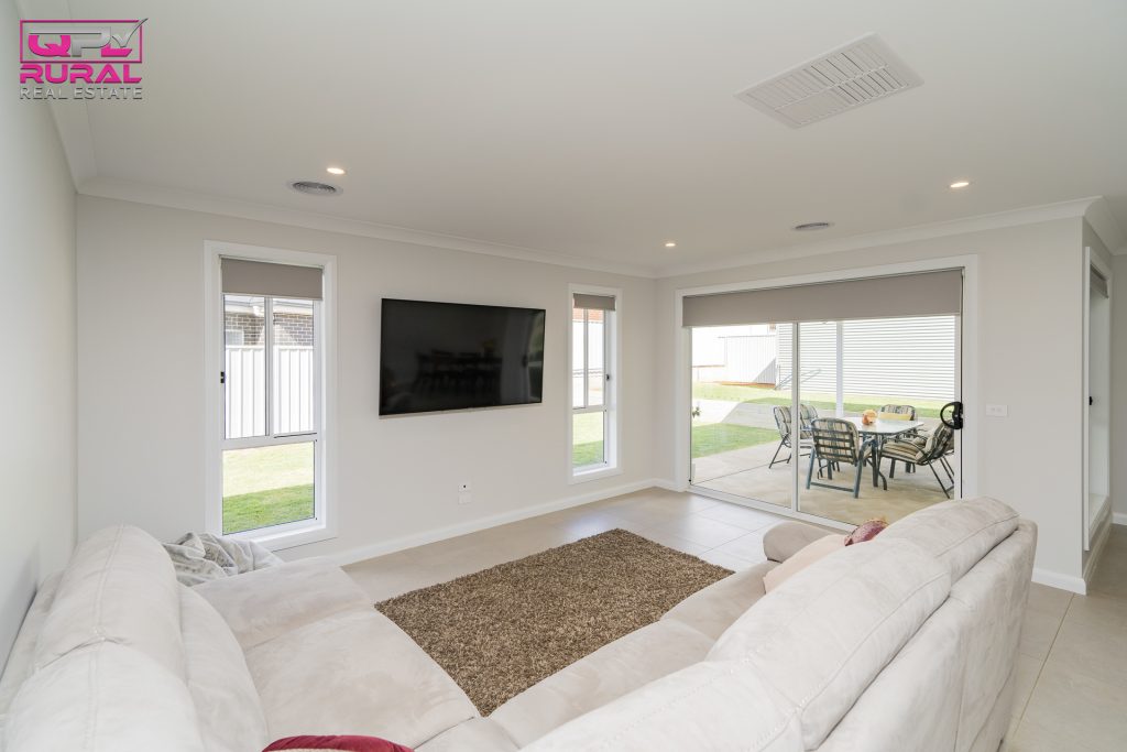 8 John Rands Place, Temora NSW 2666 - photo 4