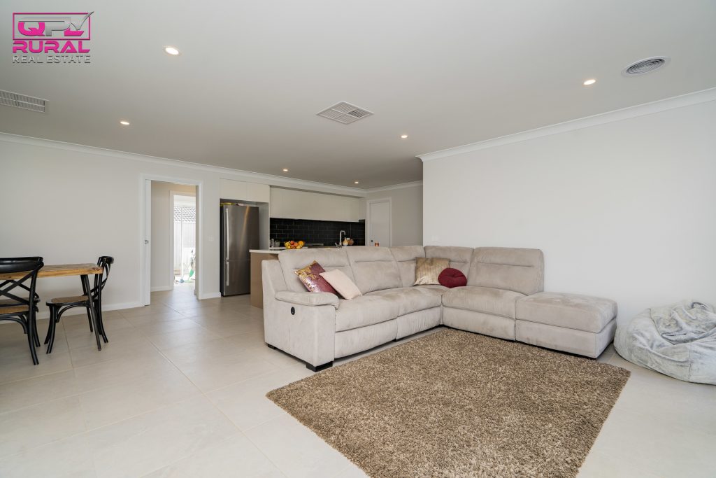 8 John Rands Place, Temora NSW 2666 - photo 5