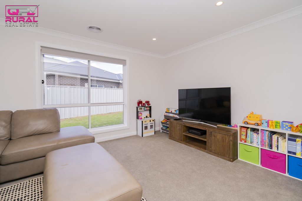 8 John Rands Place, Temora NSW 2666 - photo 6