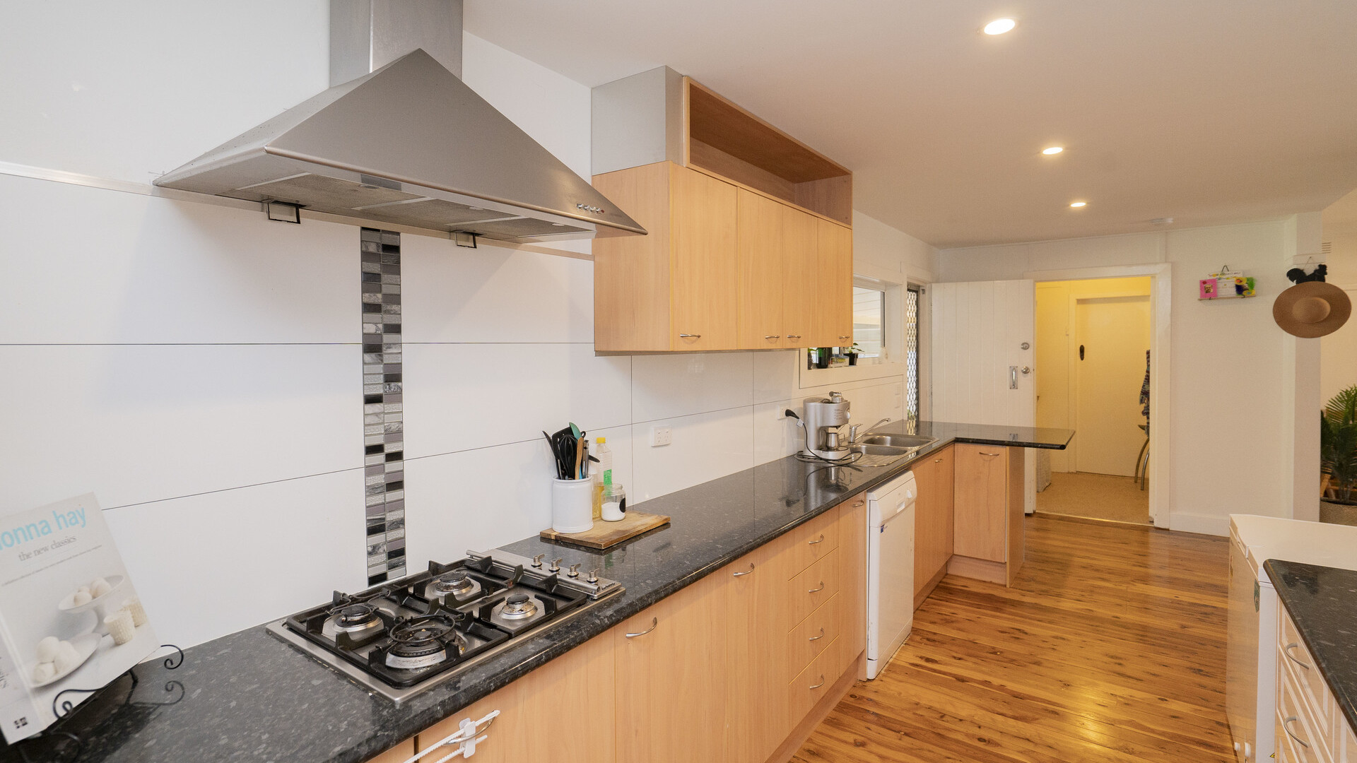 10 Grosvenor Street, Narrandera NSW 2700 - photo 4