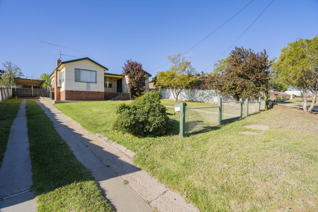 13 Myrtle Street, Narrandera NSW 2700 - photo 2