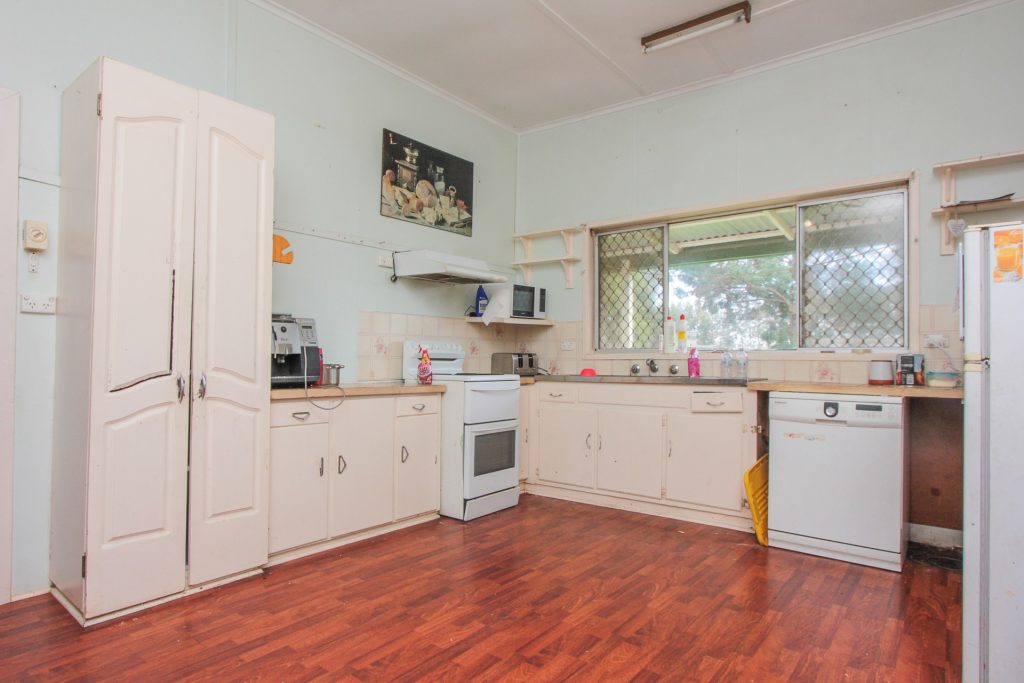 216 Brisbane Street, Leeton NSW 2705 - photo 2