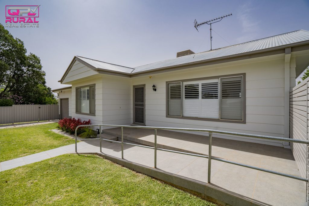 14 Roberts Street, Narrandera NSW 2700 - photo 2