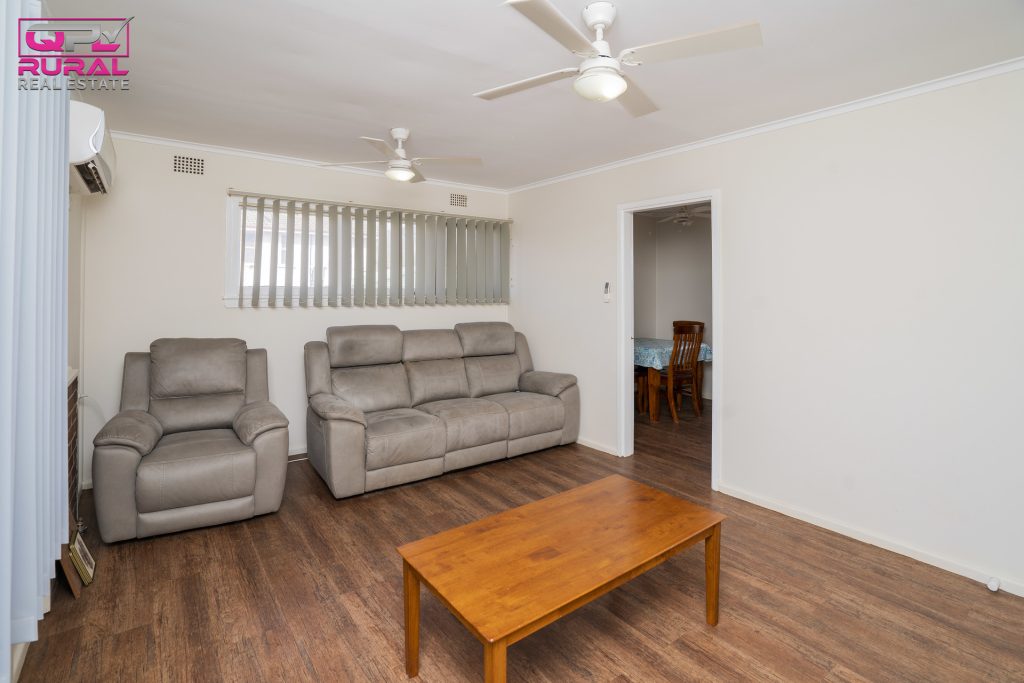 10 Beattie Street, Temora NSW 2666 - photo 2