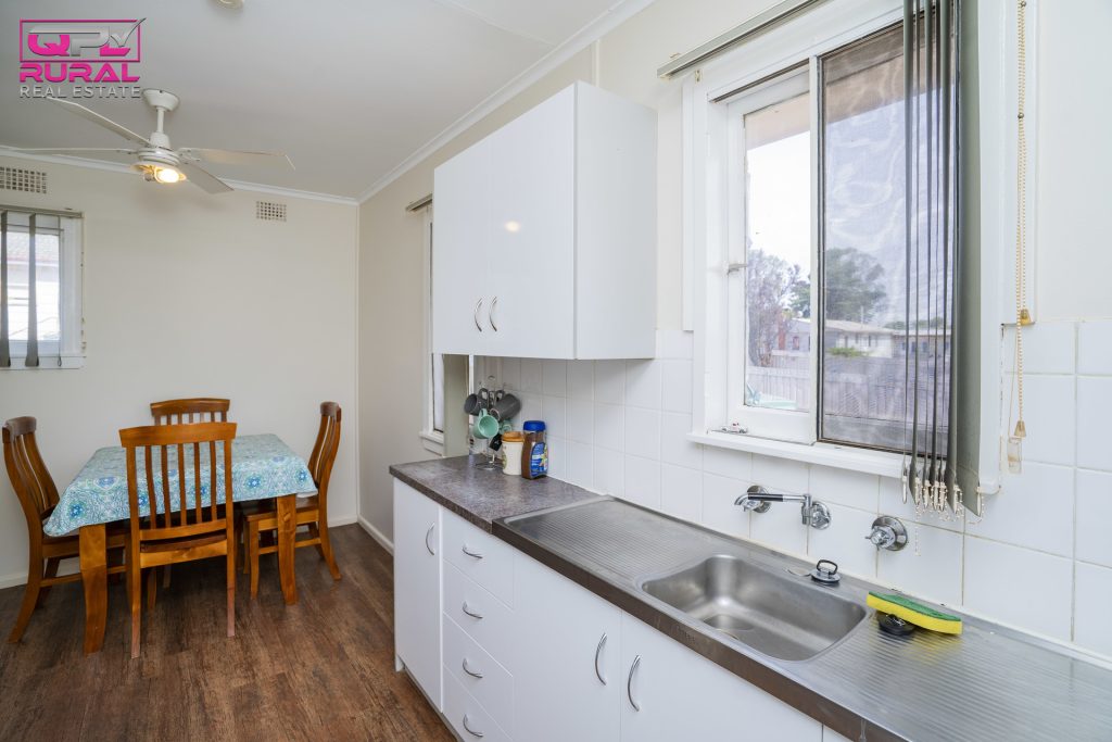 10 Beattie Street, Temora NSW 2666 - photo 3
