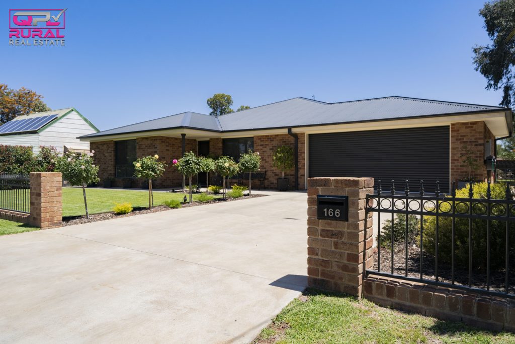 166 Sharpe Street, Temora NSW 2666 - photo 2