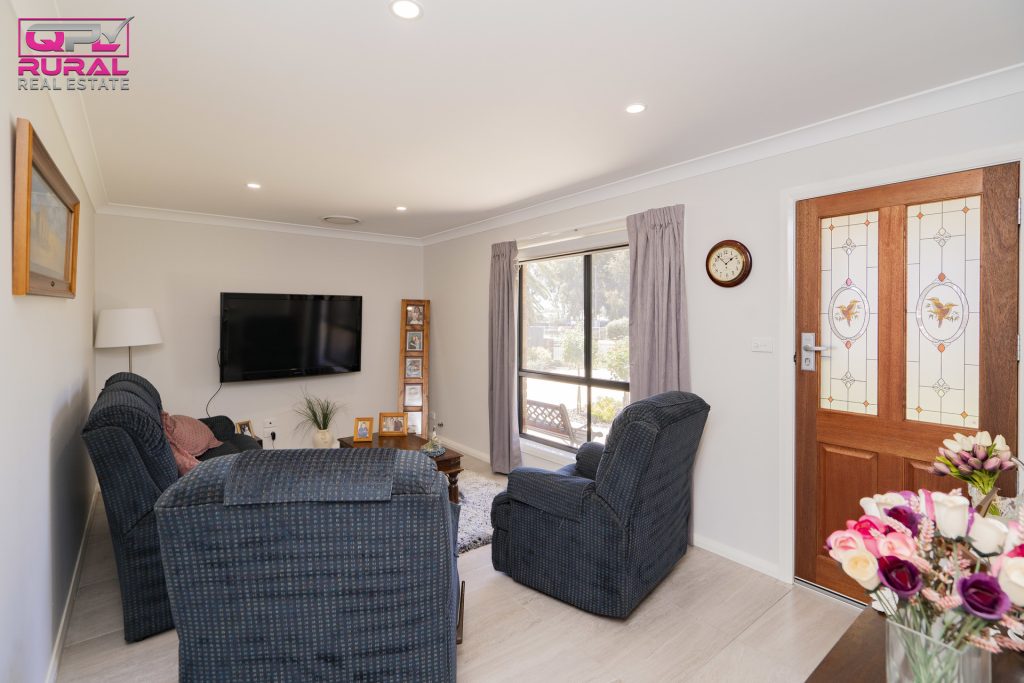 166 Sharpe Street, Temora NSW 2666 - photo 3