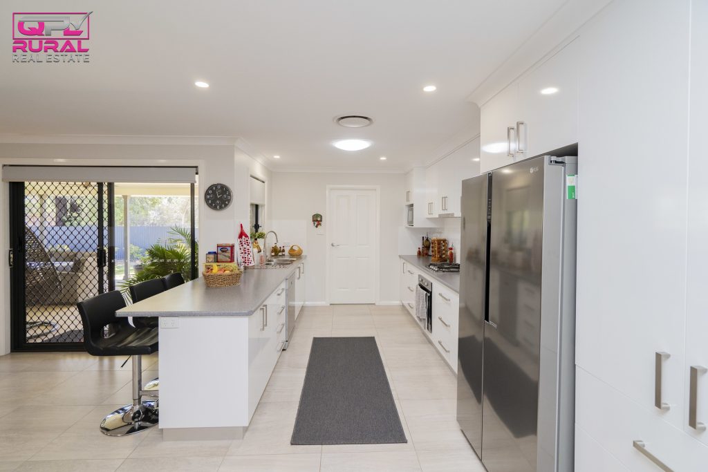 166 Sharpe Street, Temora NSW 2666 - photo 4