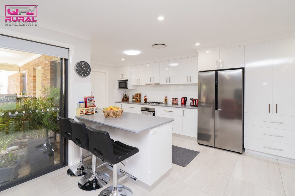 166 Sharpe Street, Temora NSW 2666 - photo 5