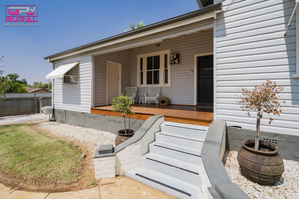 27 Midgeon Street, Narrandera NSW 2700 - photo 2