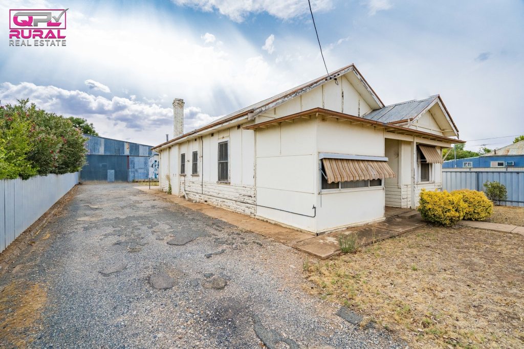 75 Hoskins Street, Temora NSW 2666 - photo 2
