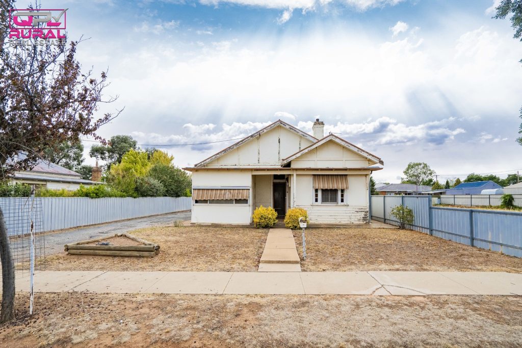 75 Hoskins Street, Temora NSW 2666 - photo 16