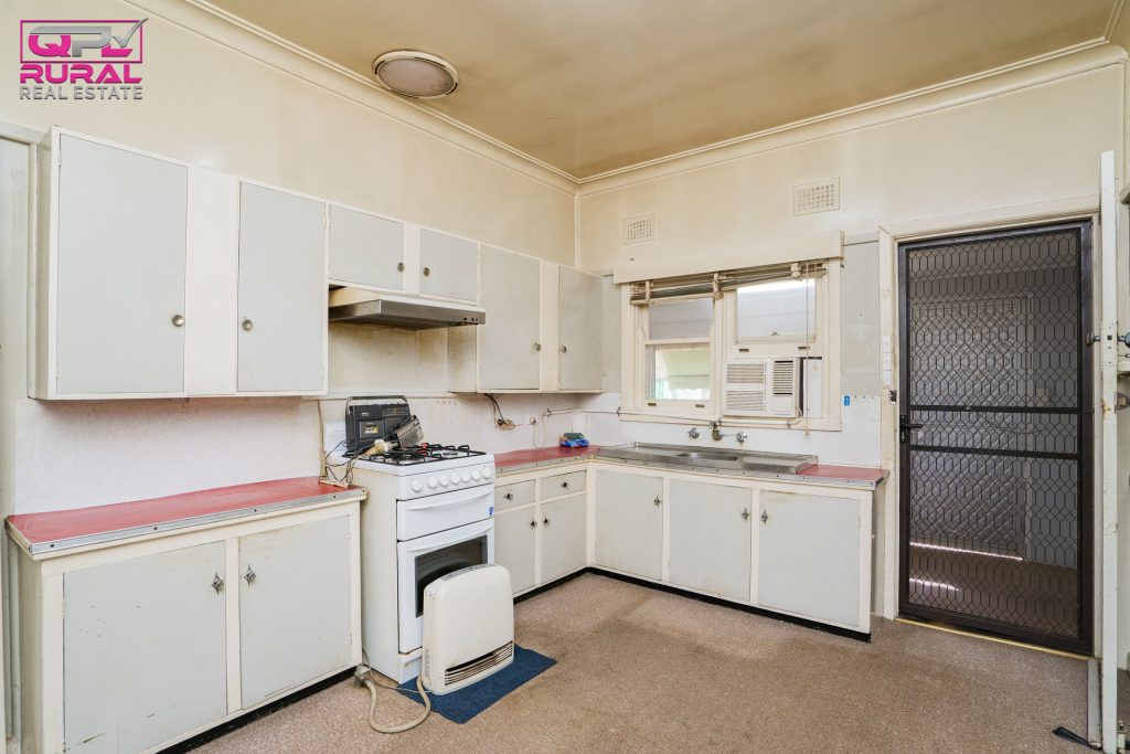 5 Pardey Street, Temora NSW 2666 - photo 11