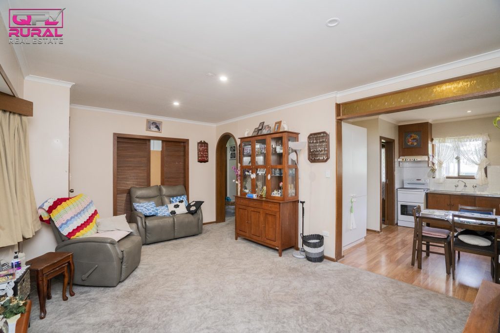 8 Crown Street, Narrandera NSW 2700 - photo 7