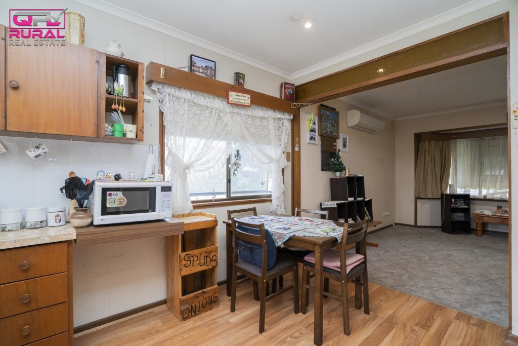 8 Crown Street, Narrandera NSW 2700 - photo 9