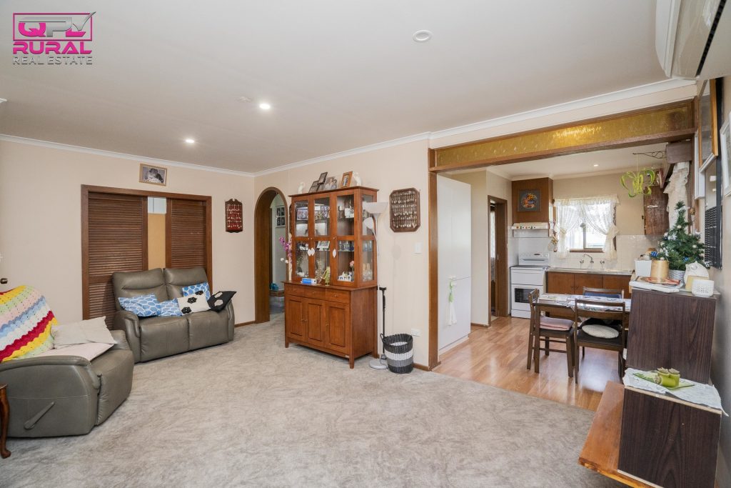8 Crown Street, Narrandera NSW 2700 - photo 10
