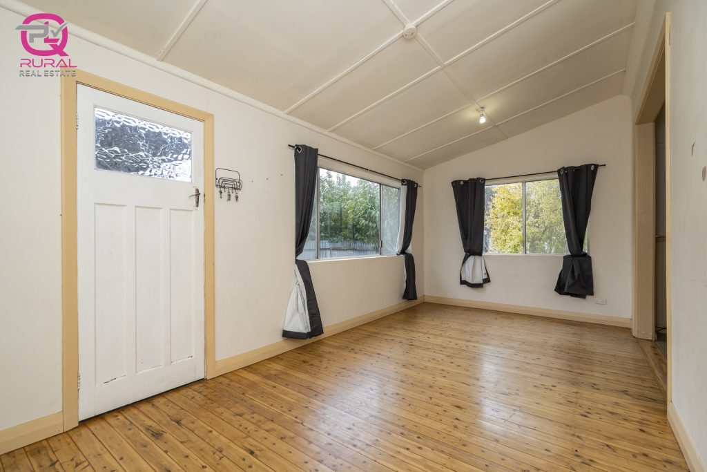181 Deboos Street, Temora NSW 2666 - photo 2