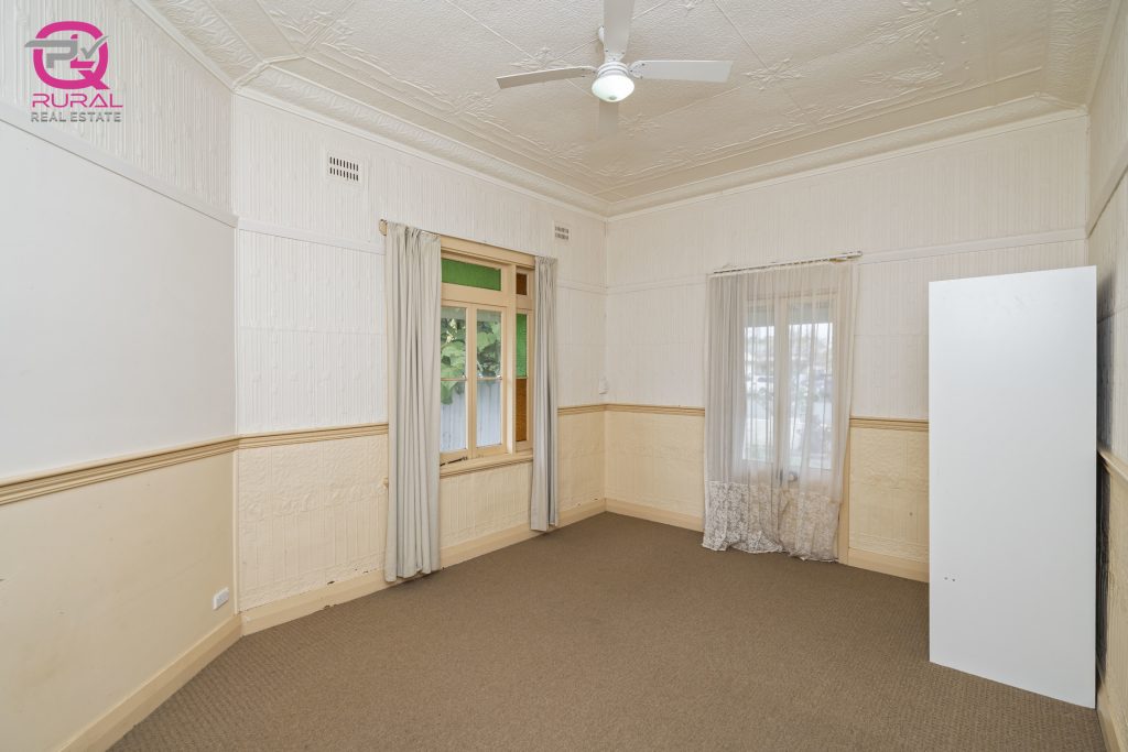 181 Deboos Street, Temora NSW 2666 - photo 9