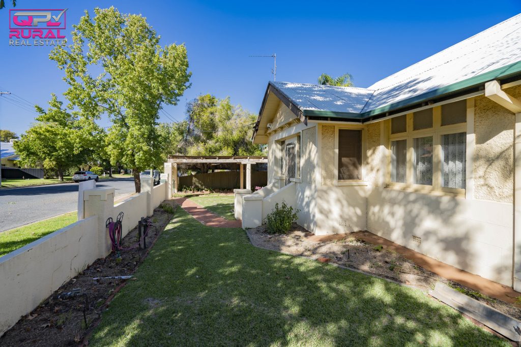 2 Jonsen Street, Narrandera NSW 2700 - photo 2