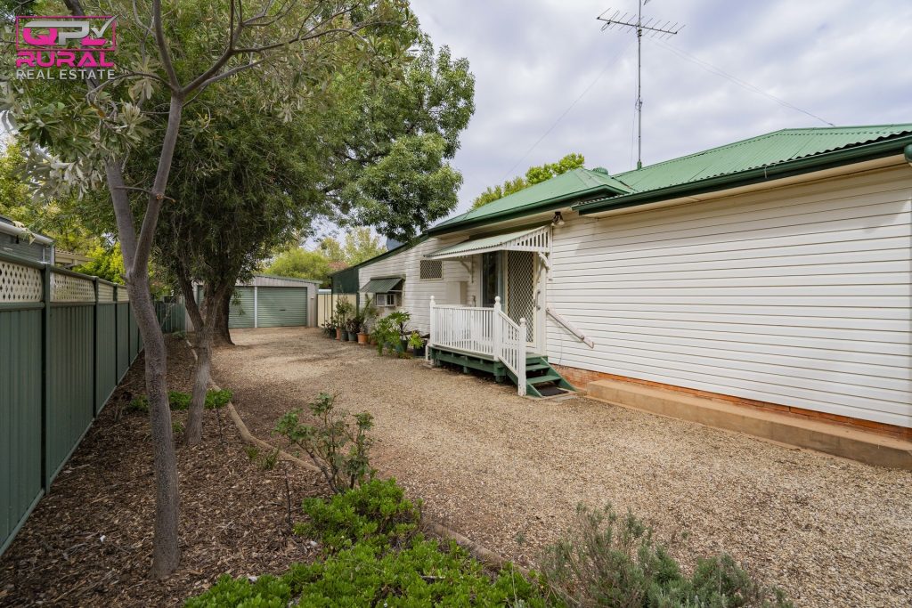 18 Grosvenor Street, Narrandera NSW 2700 - photo 2