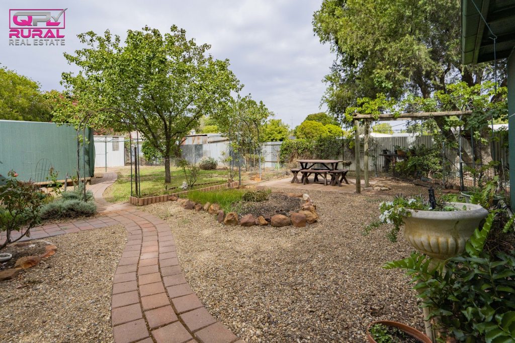 18 Grosvenor Street, Narrandera NSW 2700 - photo 13
