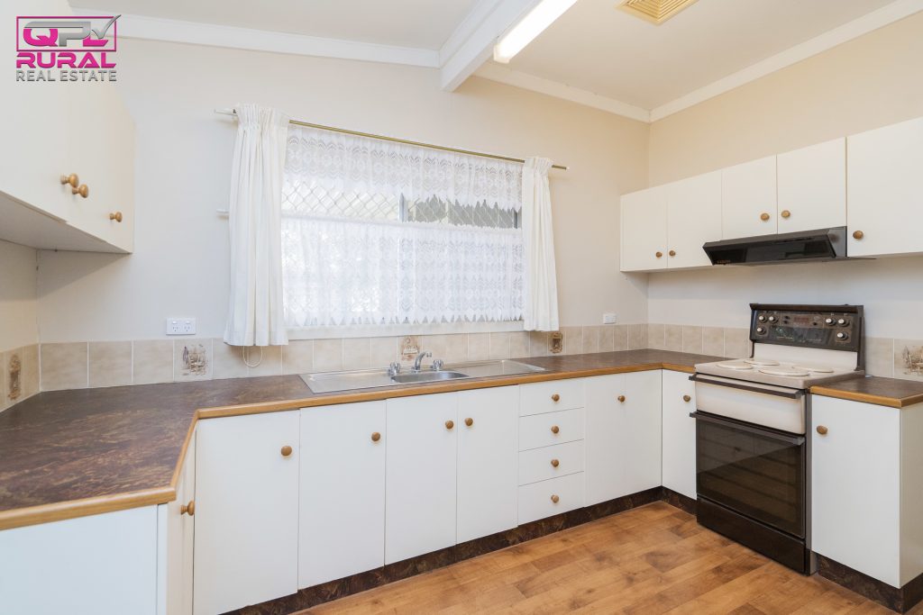 18 Grosvenor Street, Narrandera NSW 2700 - photo 3