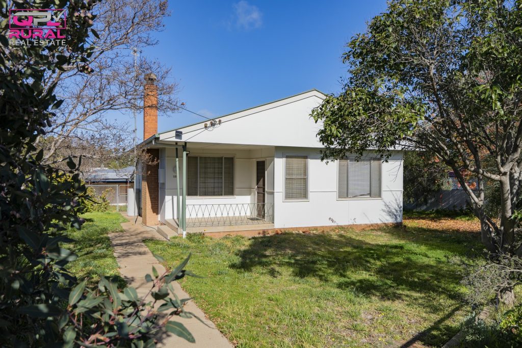 10 Crescent Street, Narrandera NSW 2700 - photo 2