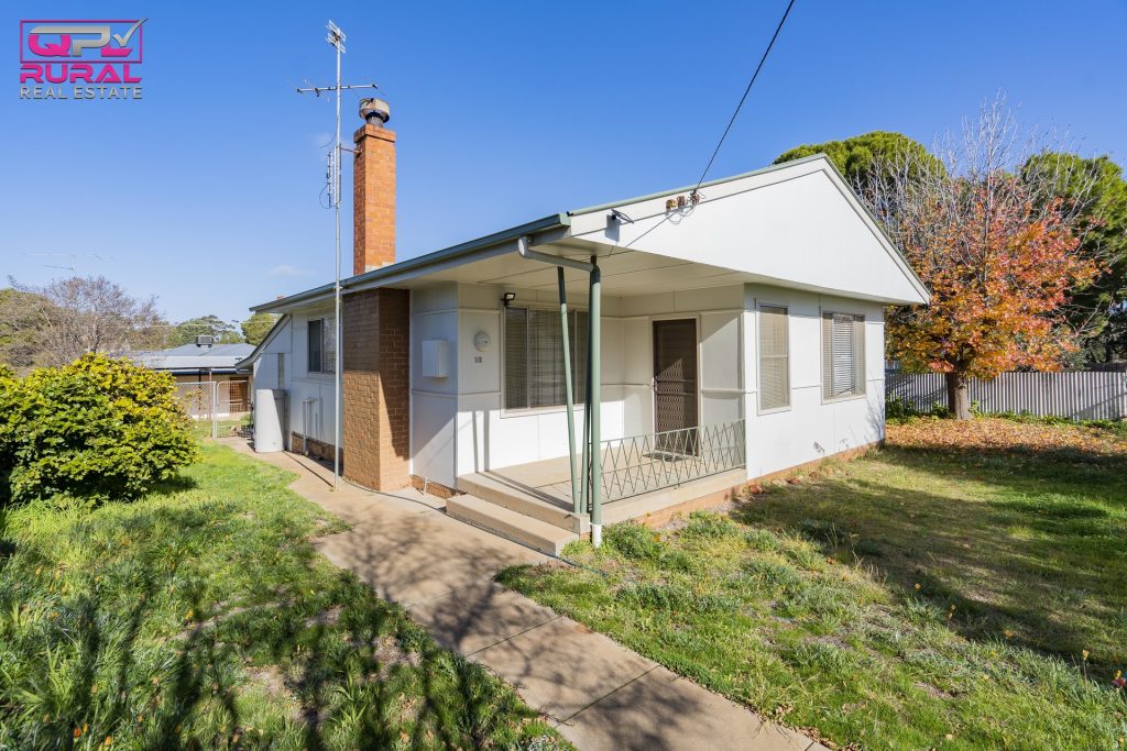 10 Crescent Street, Narrandera NSW 2700 - McGrath Riverina