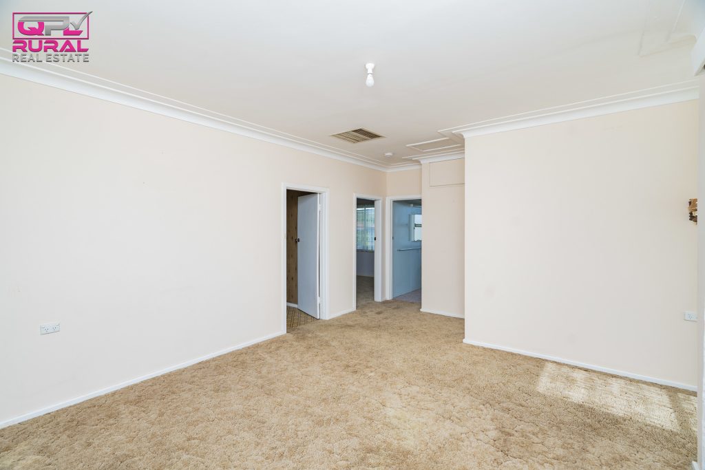 10 Crescent Street, Narrandera NSW 2700 - photo 15