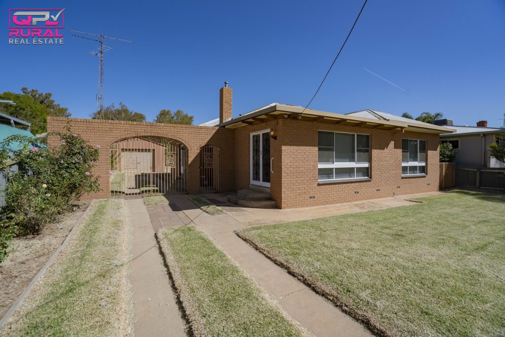 40 Riverine Street, Narrandera NSW 2700 - photo 2