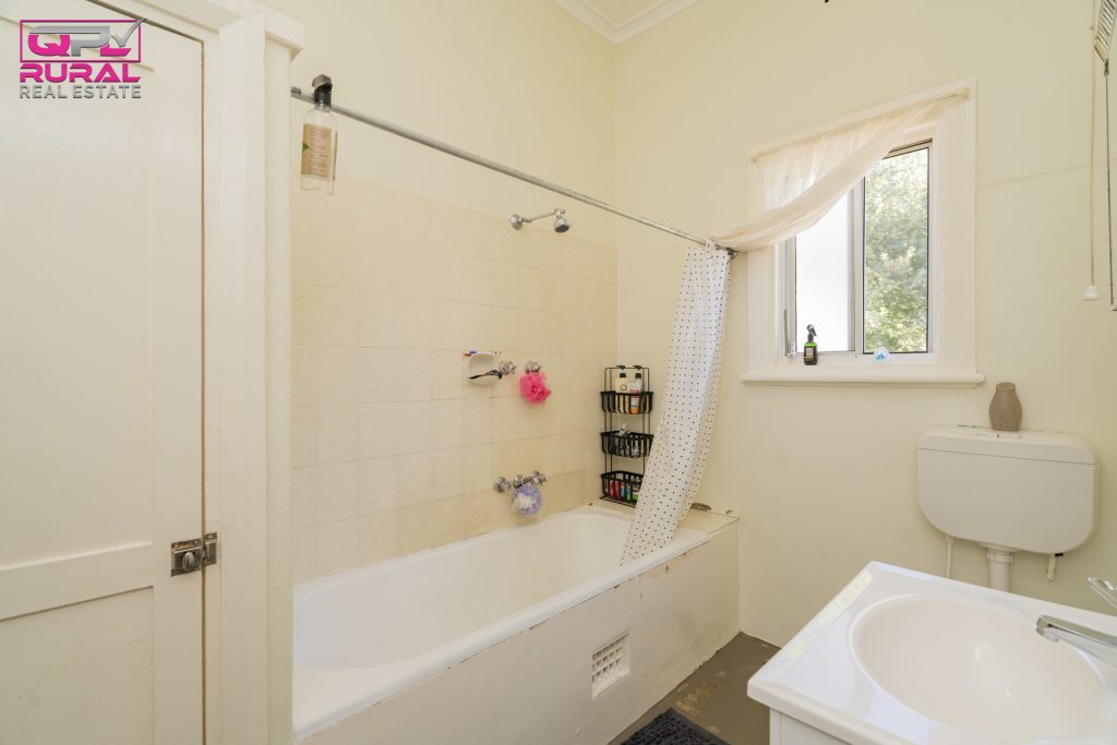 146 Larmer Street, Narrandera NSW 2700 - photo 2