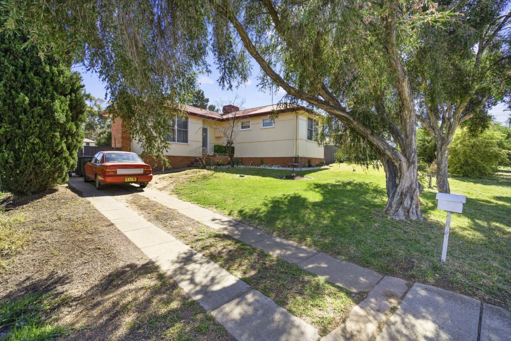 9 Flood Street, Narrandera NSW 2700 - photo 2