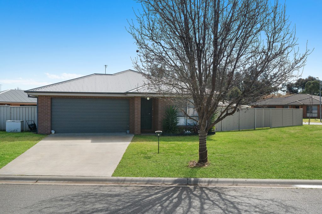 3 Golf Club Drive, Leeton NSW 2705 - photo 2