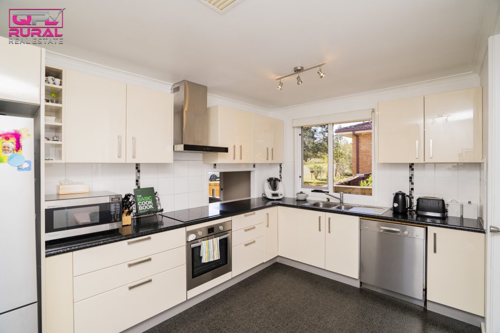 42 Crescent Street, Narrandera NSW 2700 - photo 3