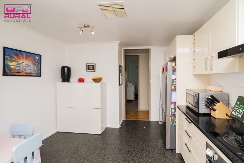 42 Crescent Street, Narrandera NSW 2700 - photo 4