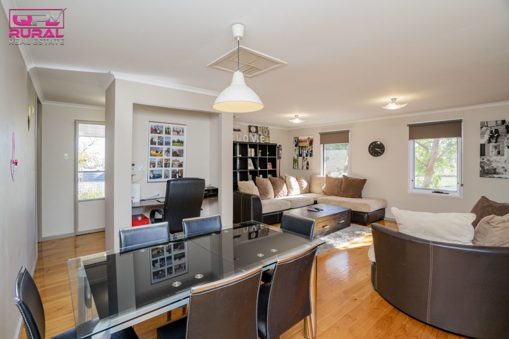 42 Crescent Street, Narrandera NSW 2700 - photo 5