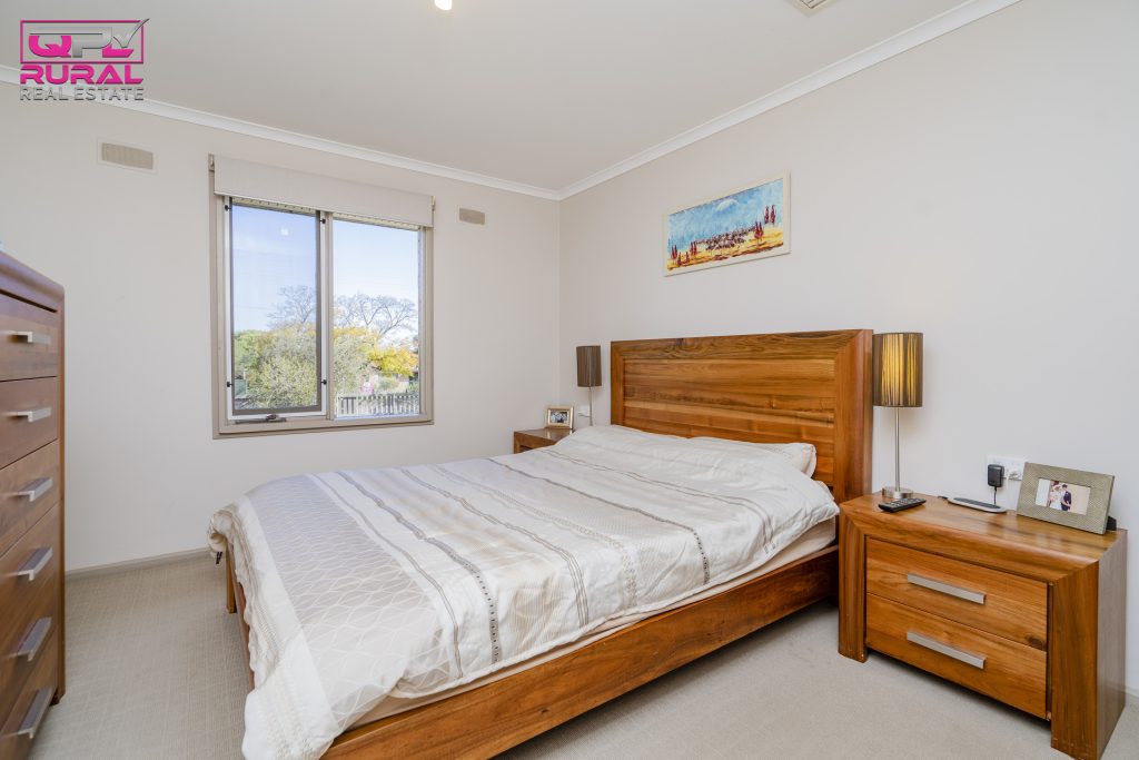 42 Crescent Street, Narrandera NSW 2700 - photo 9