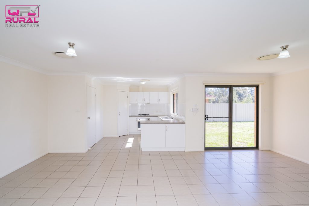 33 Golf Club Drive, Leeton NSW 2705 - photo 5