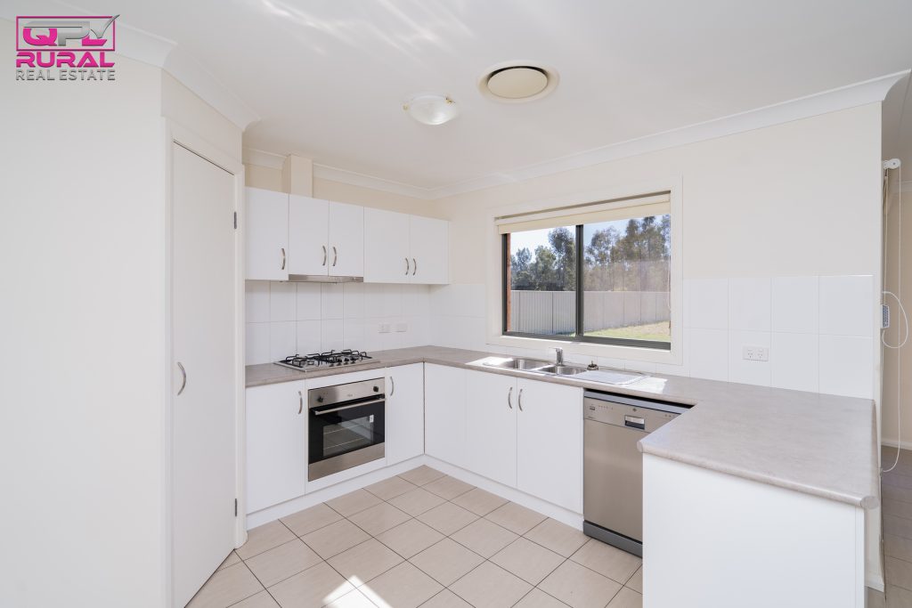 33 Golf Club Drive, Leeton NSW 2705 - photo 6