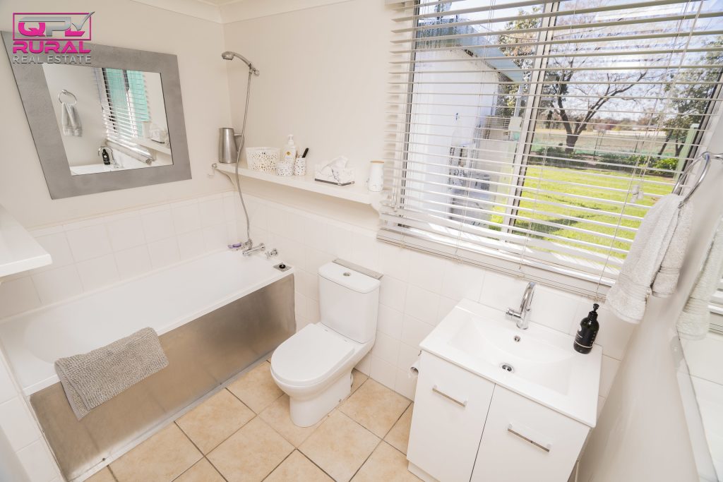5 Joffre Street, Temora NSW 2666 - photo 14