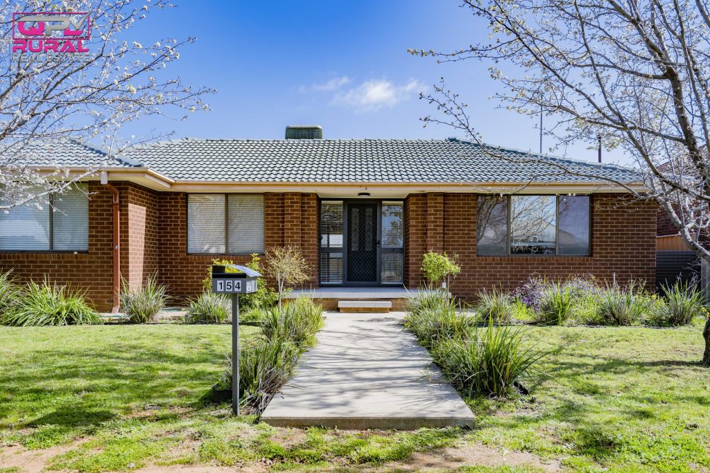 154 Crowley Street, Temora NSW 2666 - photo 2