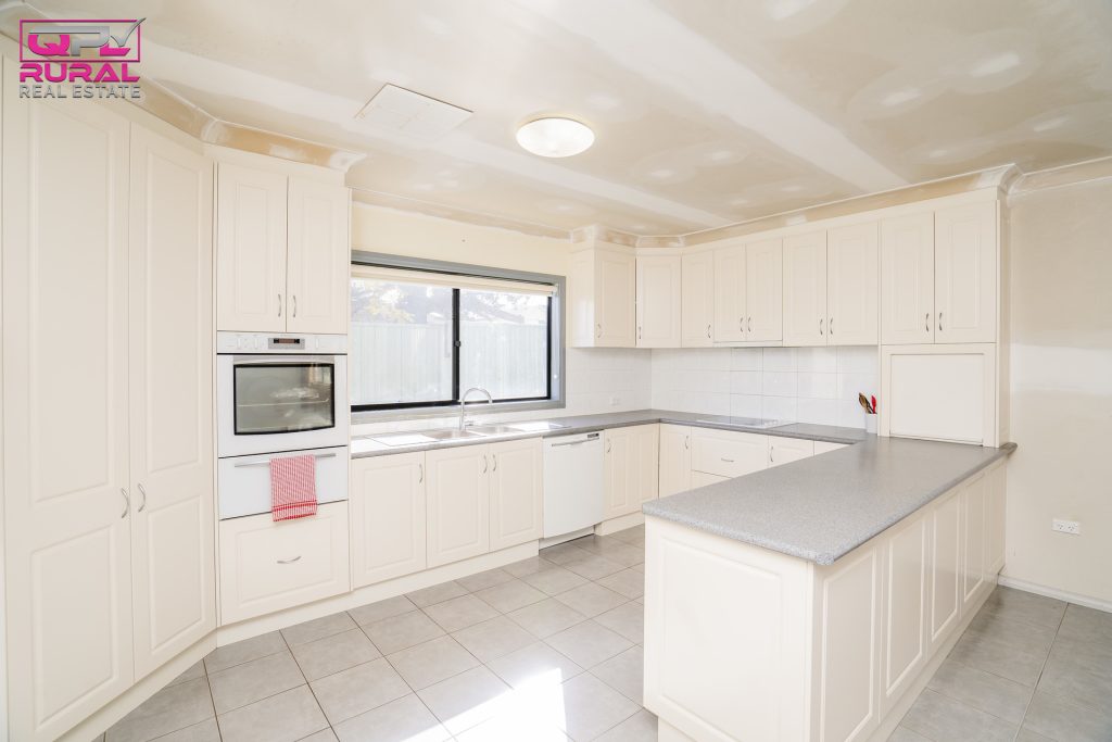 13 Cadell Street, Narrandera NSW 2700 - photo 5