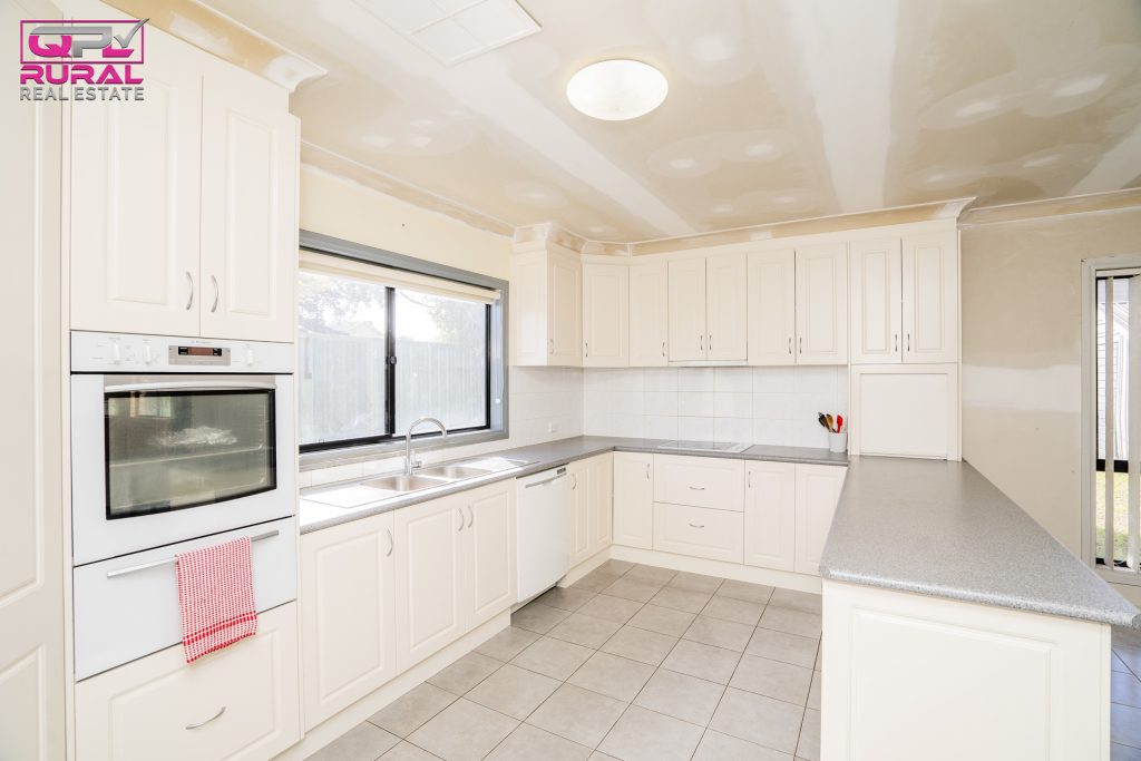 13 Cadell Street, Narrandera NSW 2700 - photo 6