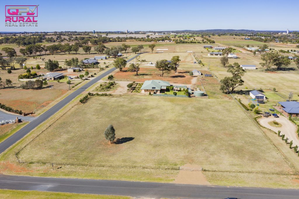 12 Kurrawong Street, Temora NSW 2666 - photo 2