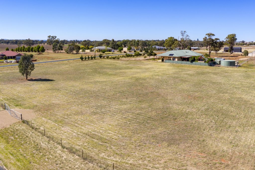 12 Kurrawong Street, Temora NSW 2666 - photo 11