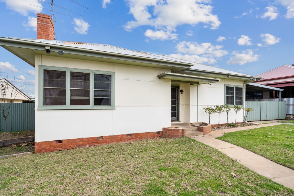 8 Arthur Street, Narrandera NSW 2700 - photo 2