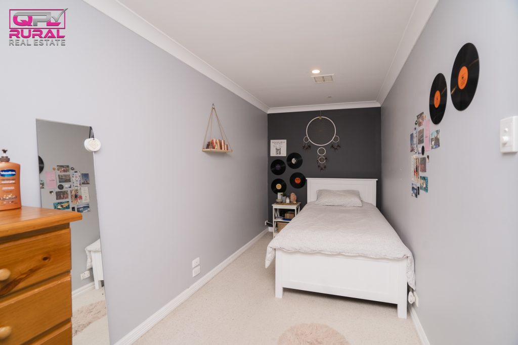 1 Grosvenor Street, Narrandera NSW 2700 - photo 16