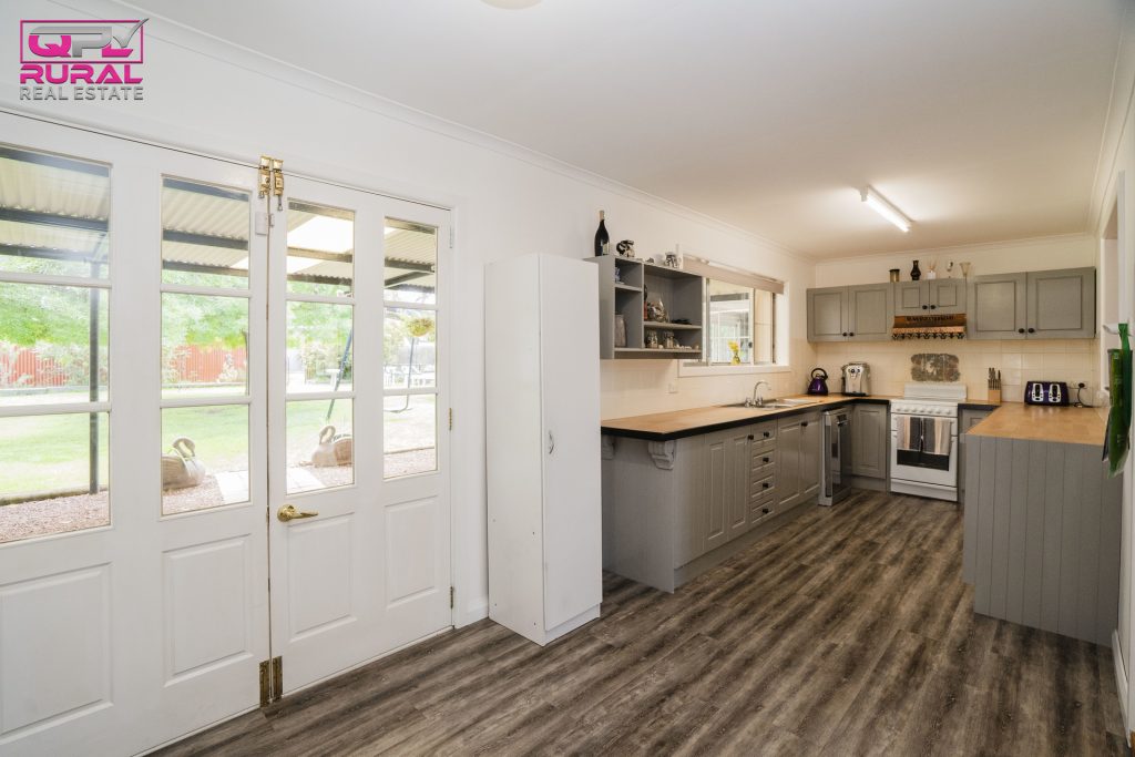 1 Grosvenor Street, Narrandera NSW 2700 - photo 3