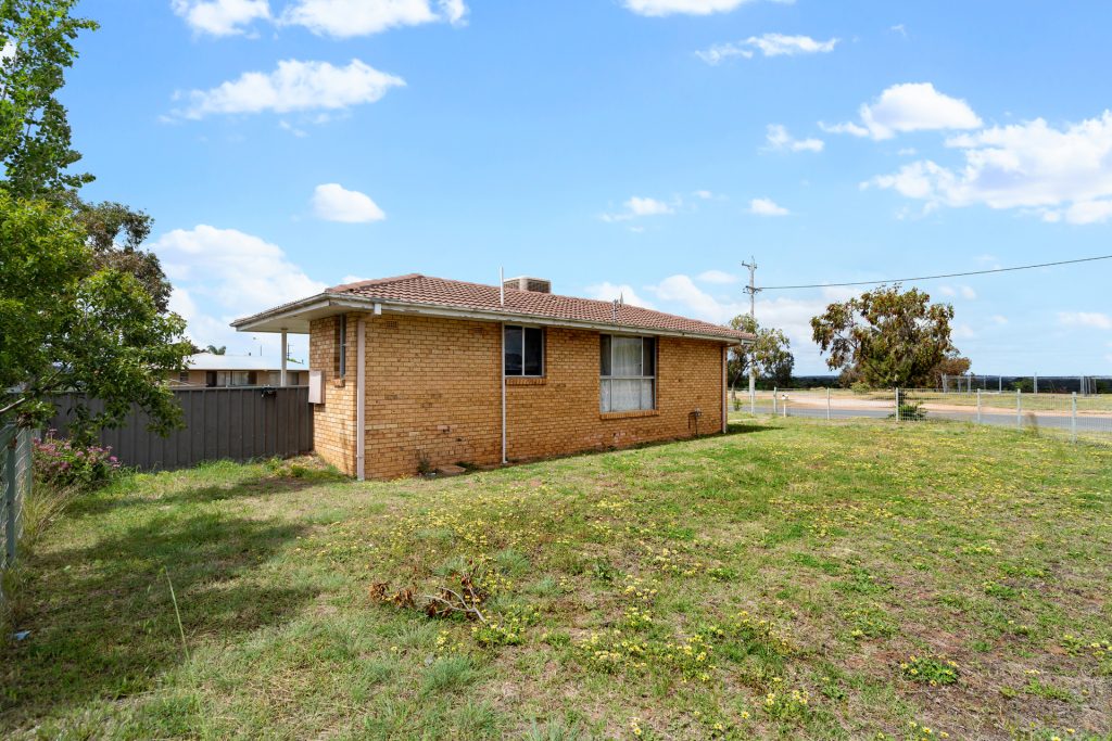 1 Lady Loch Crescent, Narrandera NSW 2700 - photo 8